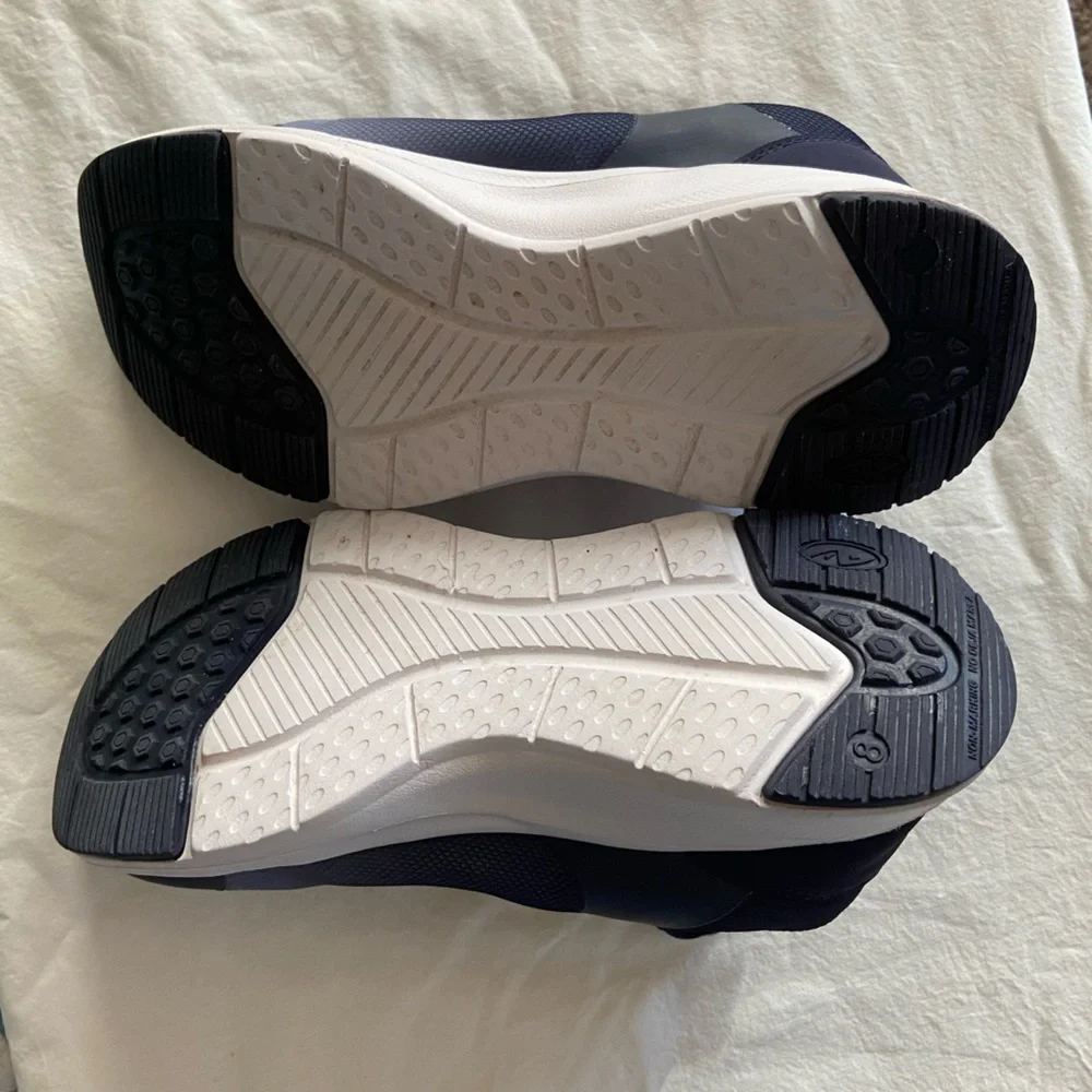 NWOT Women’s Sz-8 Athletic Shoes- Very Clean, Not Sure If Worn- Big Kids Sz-6.5